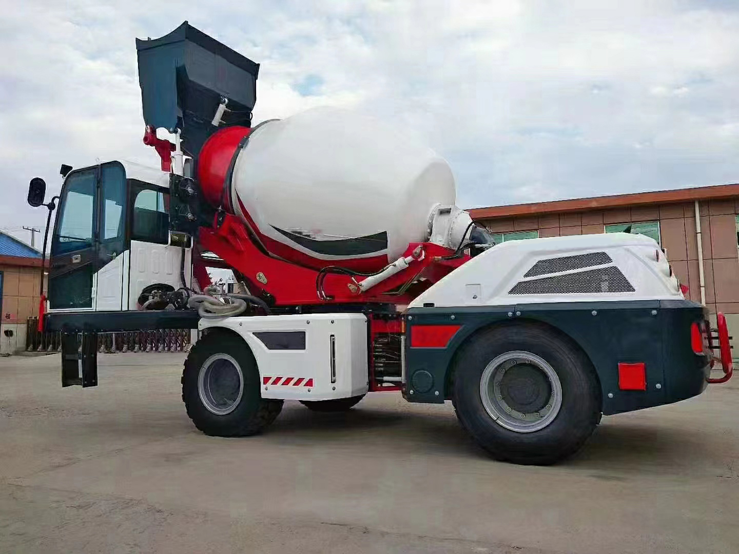 Self Loading Concrete Mixer Truck